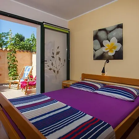 Ferienhaus In Mit Terrasse, Klimaanlage, W-lan, Waschmaschine Vakantiehuis Poreč