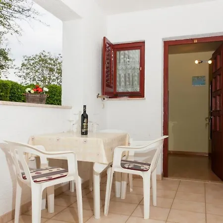 Ferienhaus In Mit Terrasse, Klimaanlage, W-lan, Waschmaschine