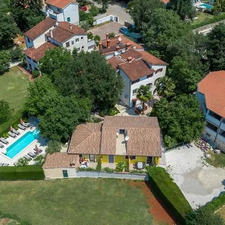 Ferienhaus In Mit Terrasse, Klimaanlage, W-lan, Waschmaschine * Poreč