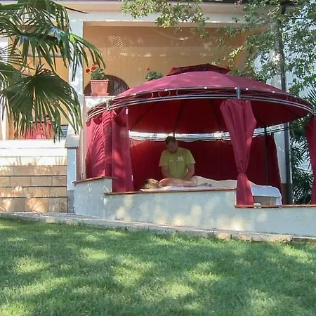 Ferienhaus In Mit Terrasse, Klimaanlage, W-lan, Waschmaschine * Poreč