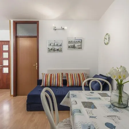Ferienhaus In Mit Terrasse, Klimaanlage, W-lan, Waschmaschine Poreč