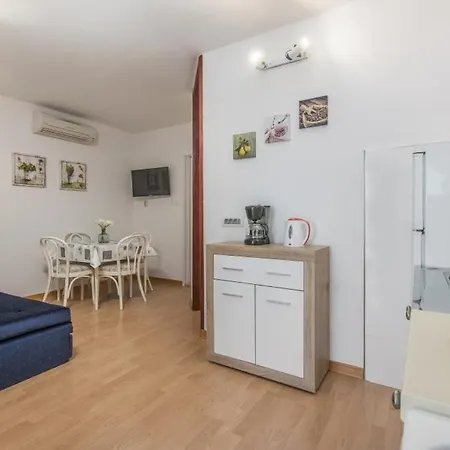 Vakantiehuis Ferienhaus In Mit Terrasse, Klimaanlage, W-lan, Waschmaschine Poreč